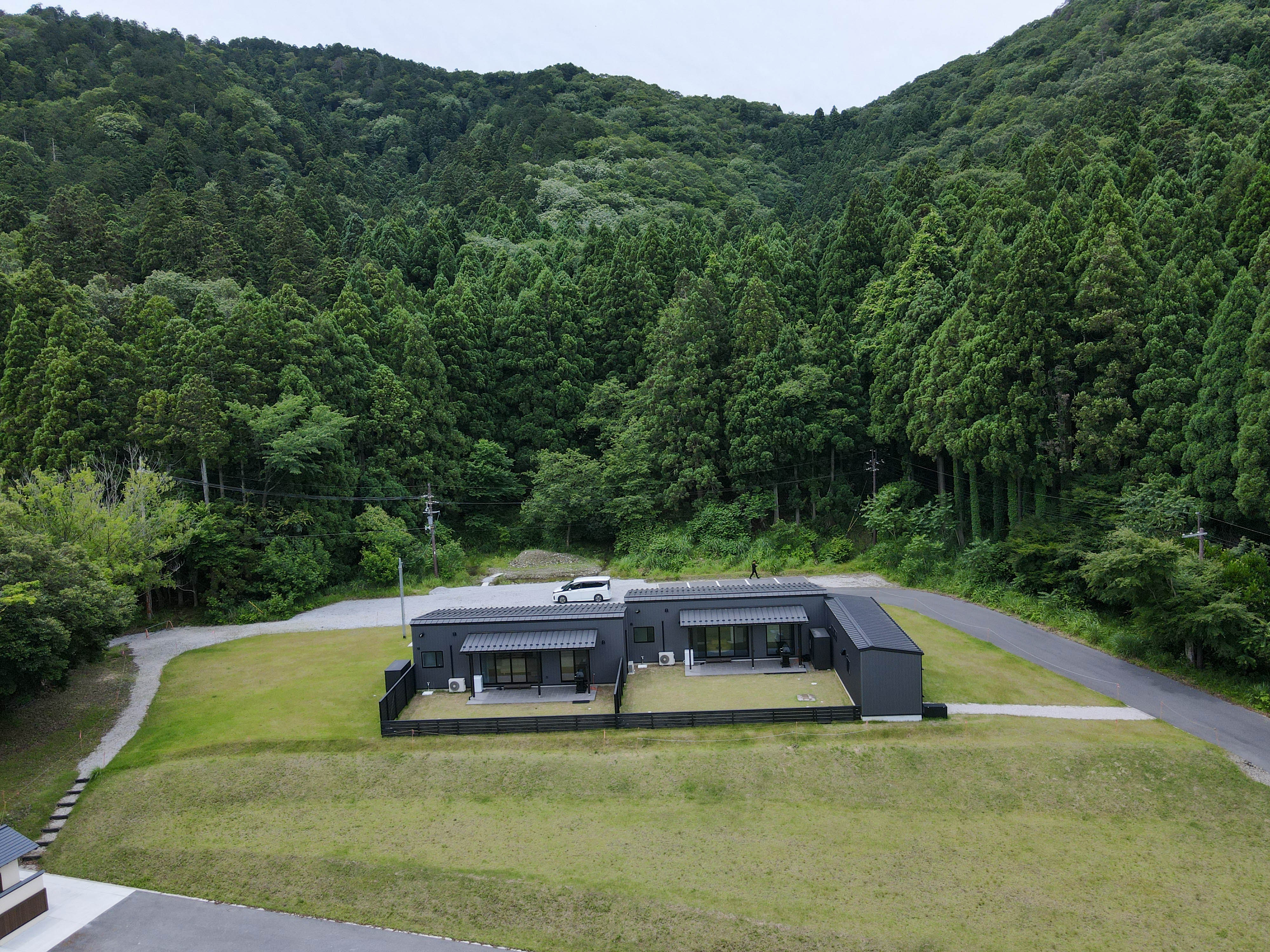 長浜の山あいに建つ湖畔のヴィラ